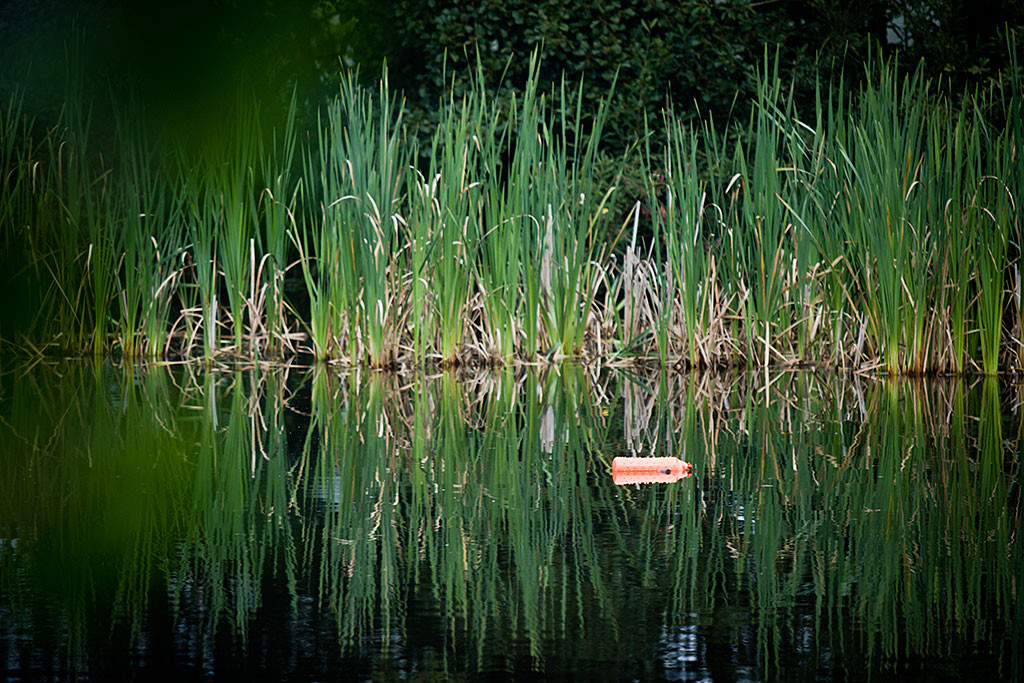 Ein einzelner Wasserdummy treibt auf dem See