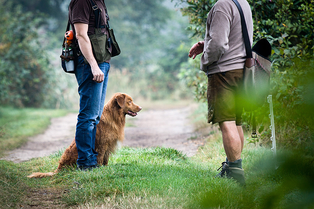 Edison sitzt neben Stephan und schaut auf den See raus, Carsten steht vor ihnen und erklärt die Aufgabe