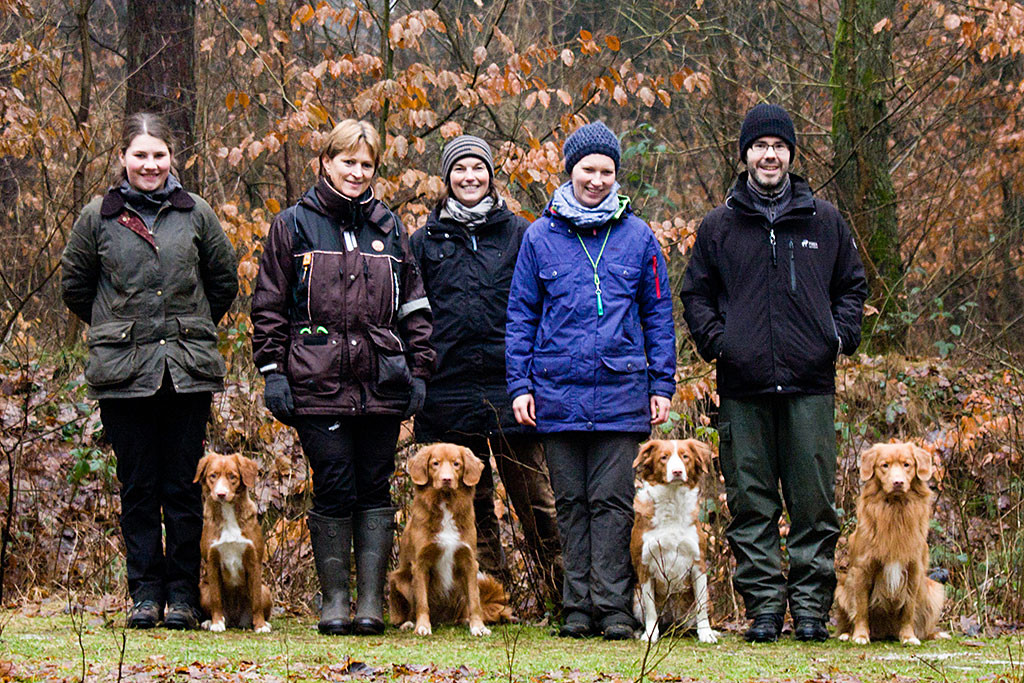 Elli mit Cona, Sabine mit Silvan, Maike, Ines mit Snö, Stephan mit Edison