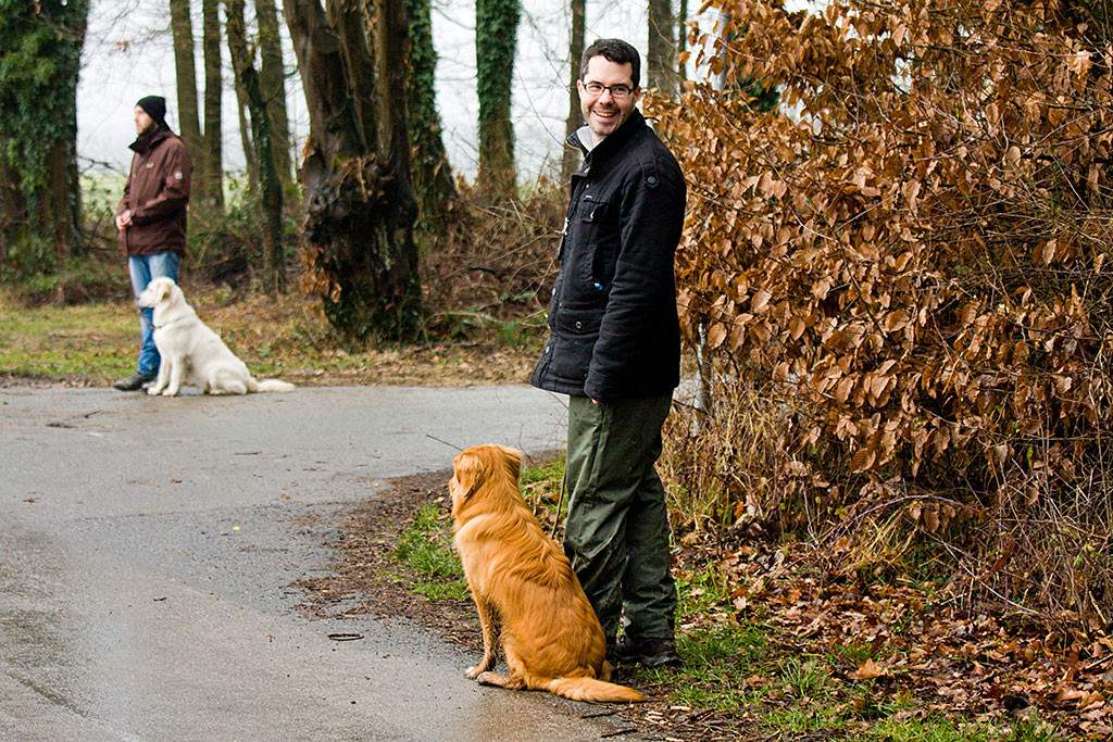 Edison sitzt neben Stephan, der sich lachend nach hinten umdreht