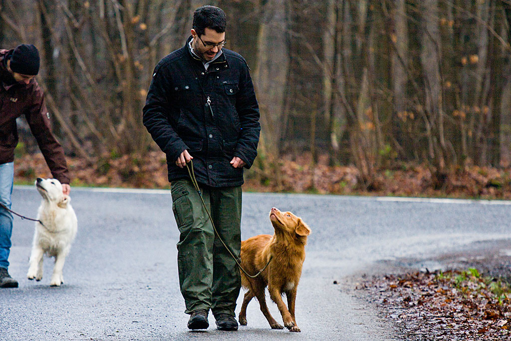 Edison läuft mit Stephan eine Kurve