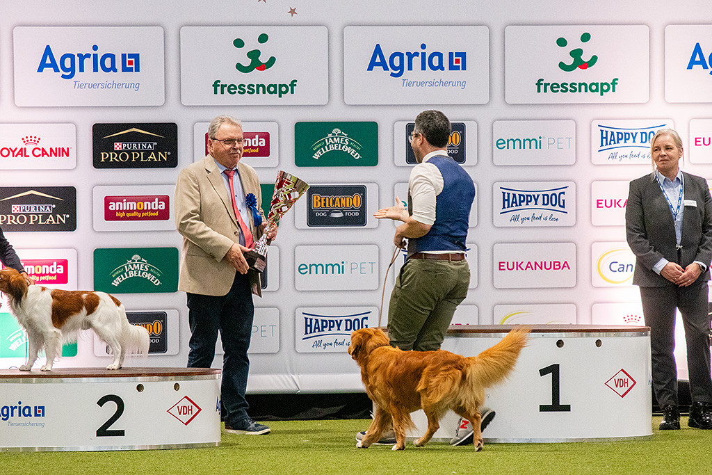 Newton läuft an Stephans Seite auf den Richter zu, der den Pokal für den ersten Platz in der Hand hälft