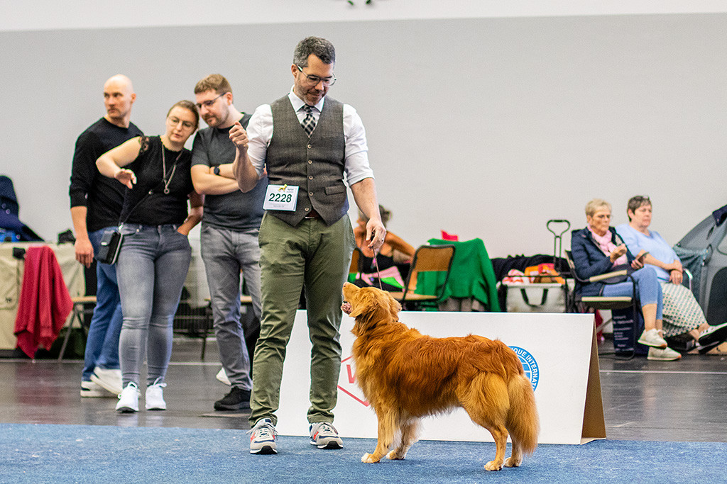 Edison steht frontal vor Stephan, beide schauen sich lächelnd an