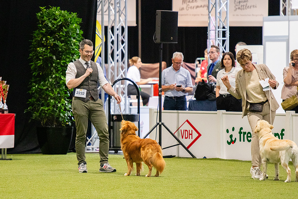 Newton steht frontal vor Stephan während sie auf der Ergebnis warten