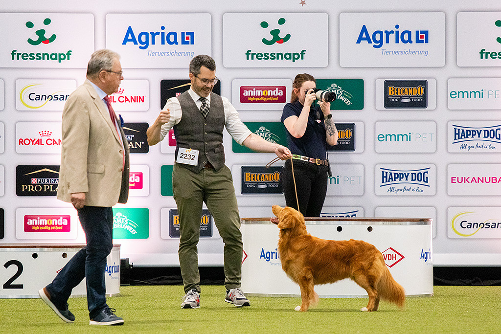 Newton steht in perfekter Pose vor Stephan während der Richter sich ihn anschaut