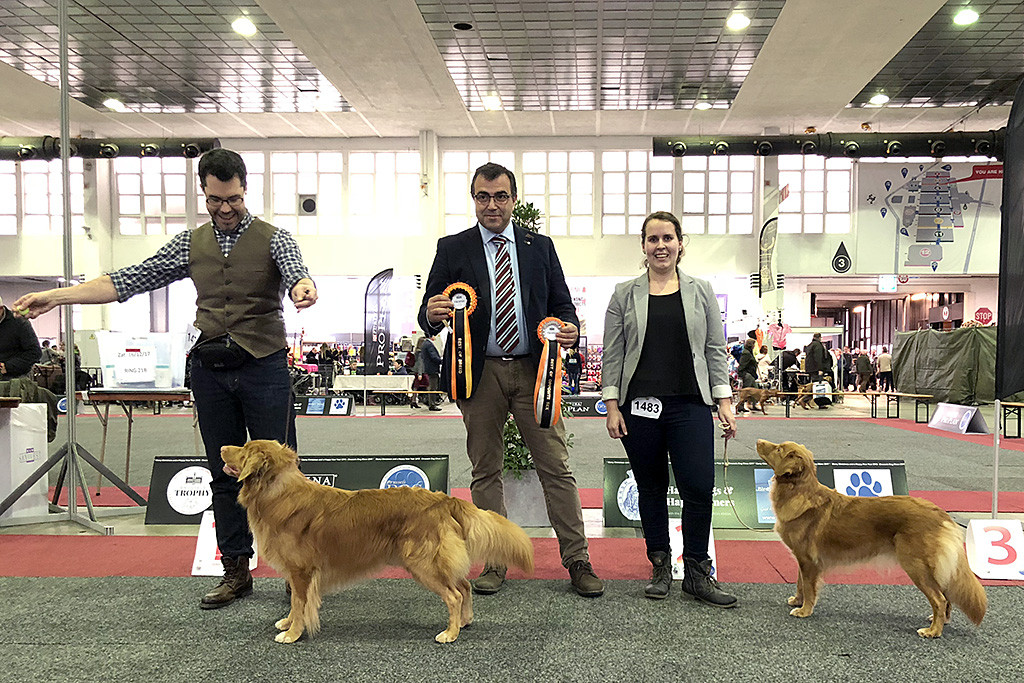 Edison wird BOB und steht fürs Siegerfoto neben dem Richter und Carina mit Ivalu, die BOS wird