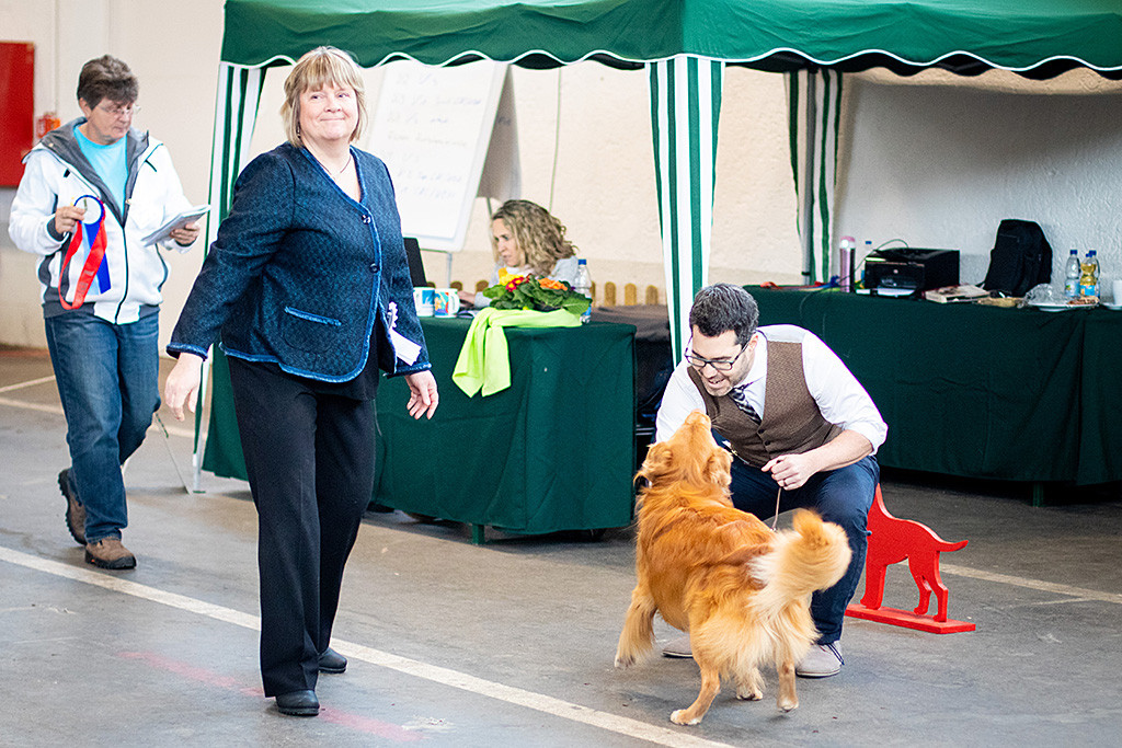 Edison freut sich zusammen mit Stephan über den Sieg während die Richterin dabei lächelt