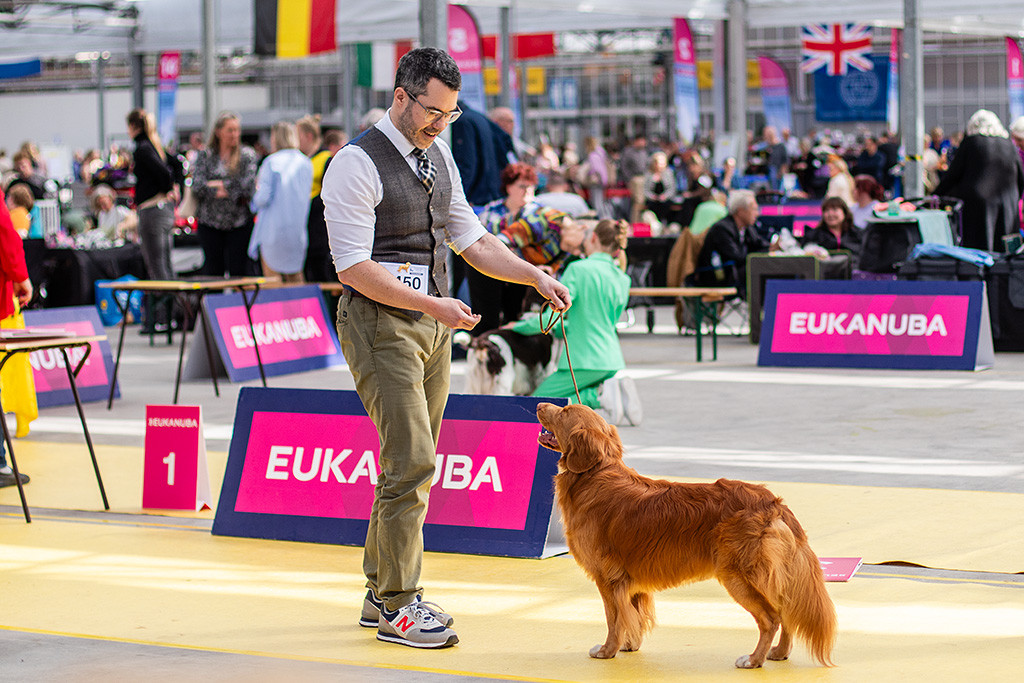 Newton steht frontal vor Stephan und lächelt zu ihm hoch