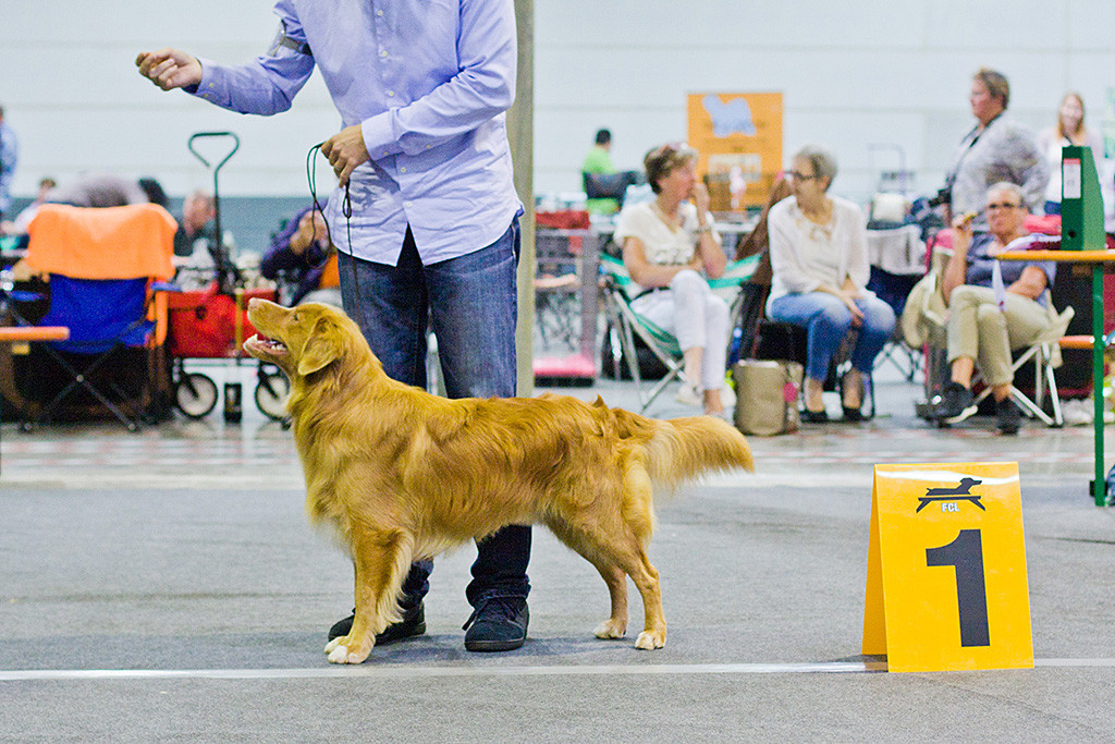 Edison posiert fürs Siegerfoto, hinter ihm Stephan, neben ihn das Schild mit Platz 1