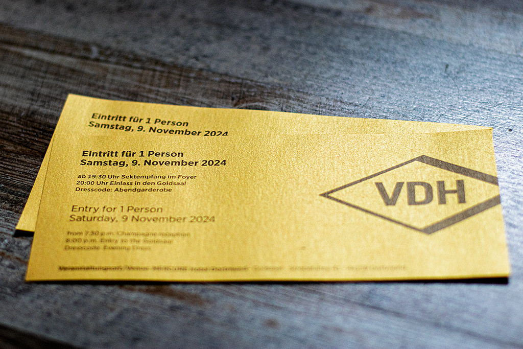 Zwei goldene Eintrittskarten mit großem VDH-Logo auf der rechten Seite