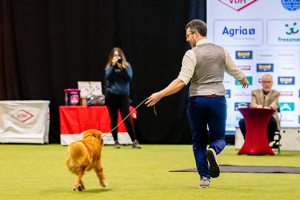 Newton läuft an Stephans Seite auf den Richter Jochen Eberhardt zu, im Hintergrund fotografiert eine junge Frau das Geschehen