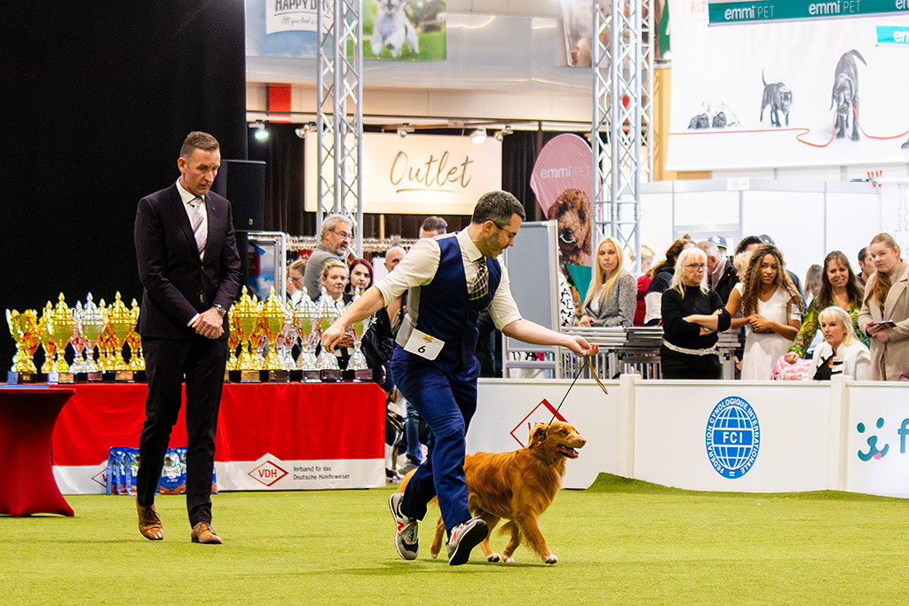 Newton bei der Gangwerkprobe im perfekten Kreuzgang vom Richter weg, der sich das Laufwerk von hinten anschaut