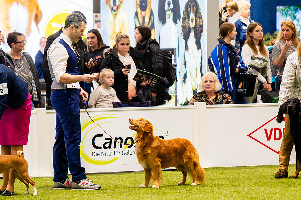 Newton steht frontal vor Stephan und schaut lächelnd zu ihm hoch