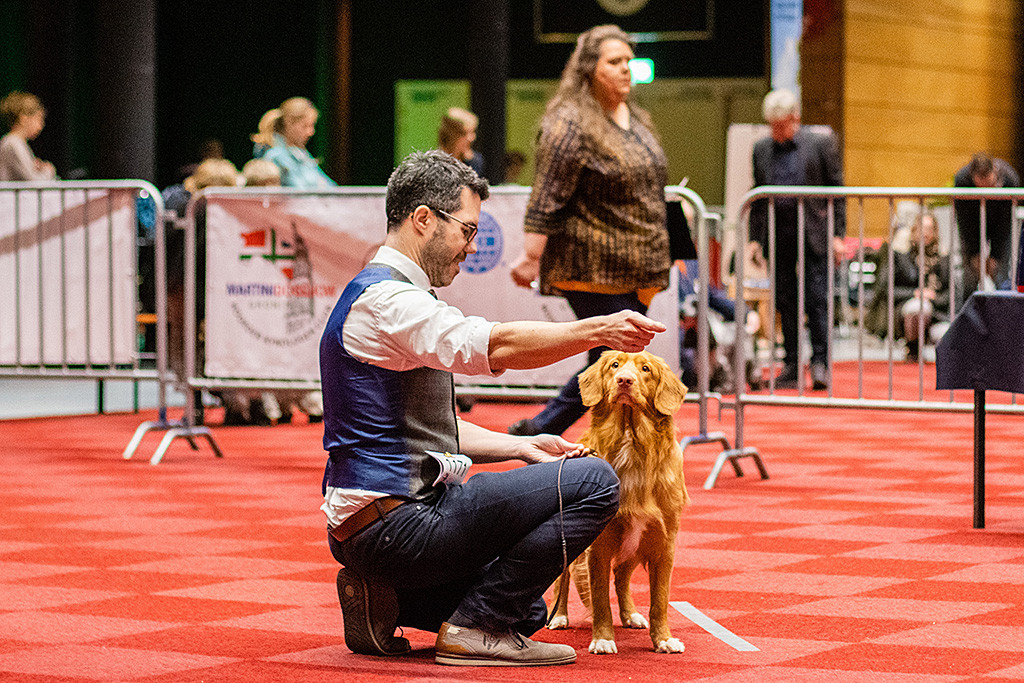 Newton steht an der weißen Aufstellungslinie und fokussiert dabei Stephans Hand, der hinter ihm kniet