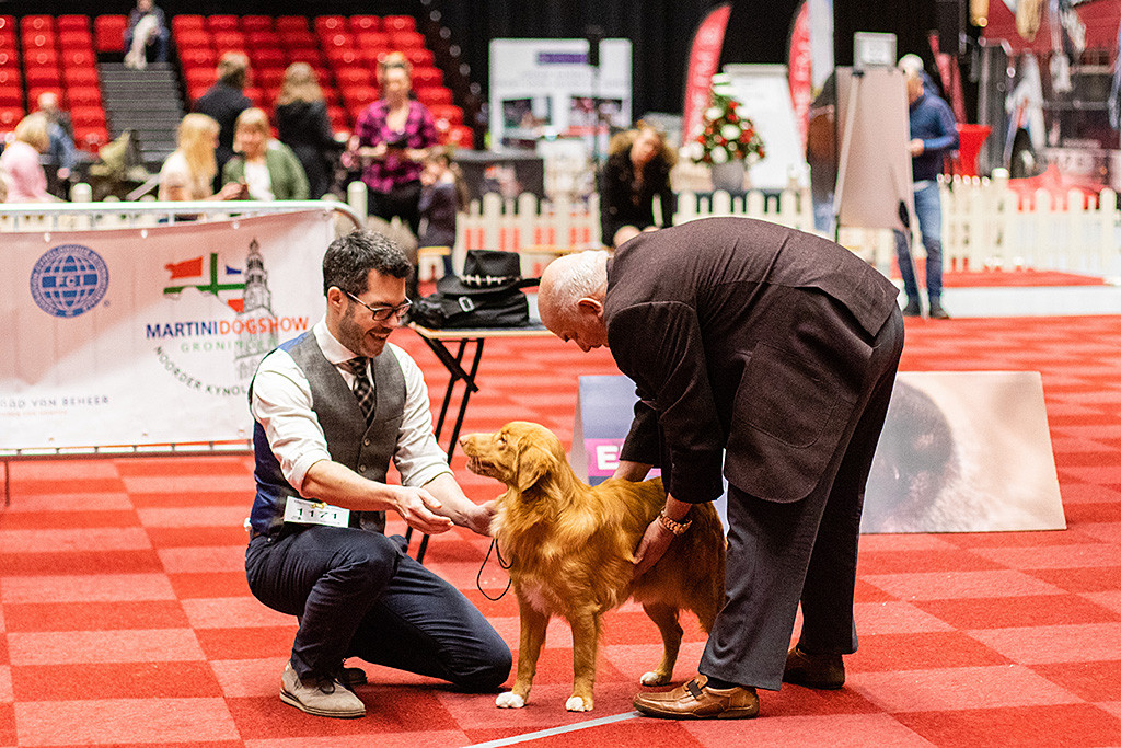 Newton lässt sich vom Richter abtasten, Stephan kniet dahinter, beide lächeln sich an