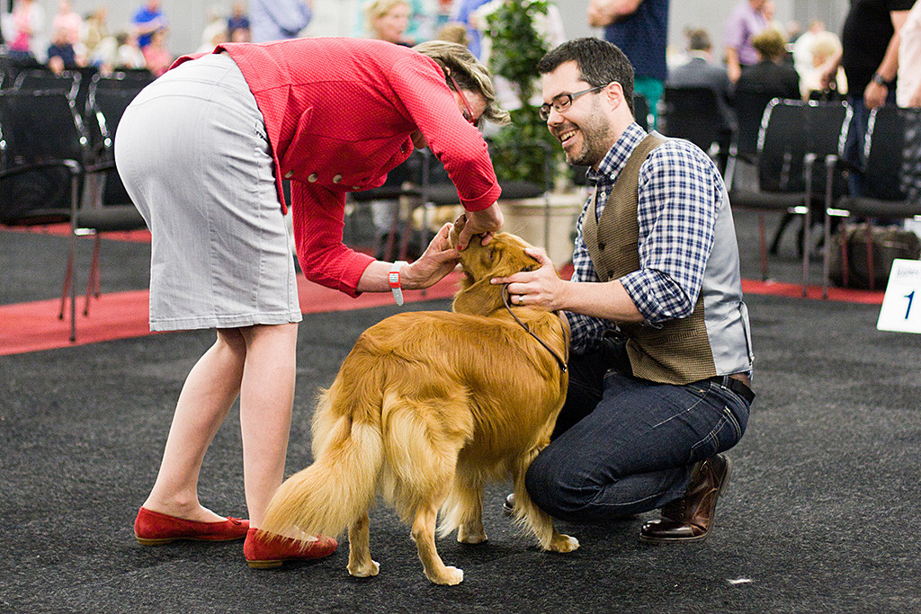 Edisons Zähne werden von der Richterin kontrolliert, Stephan kniet daneben, hält Edisons Kopf und lächelt dabei