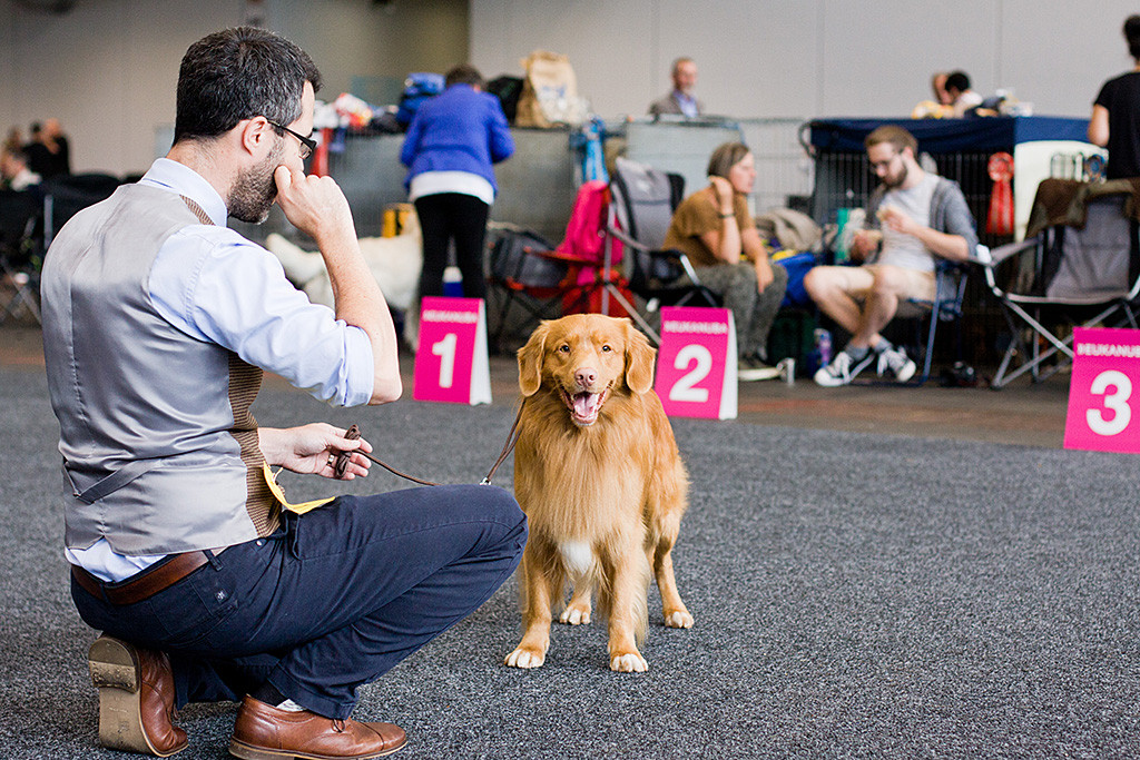Edison steht vor einem hockendem Stephan und lächelt dabei in die Kamera
