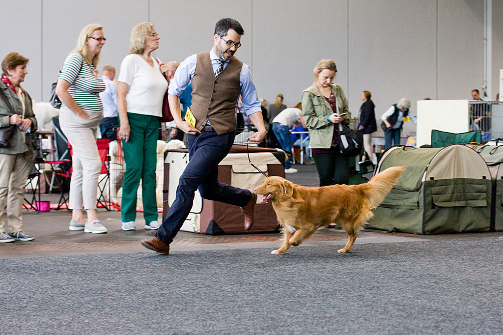 Edison und Stephan haben sichtlich Spaß beim Laufen durch den Ring