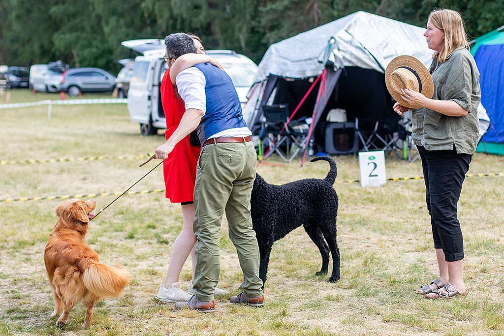 Stephan umarmt Ann-Kathrin und beglückwünscht sie ebenfalls, Newton strahlt dabei