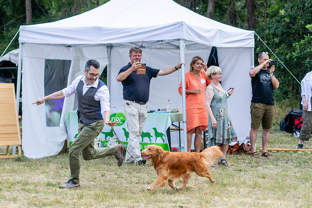 Newton fliegt freudig an Stephans Seite durch den Ring während einige Leute dabei das Geschehen filmen