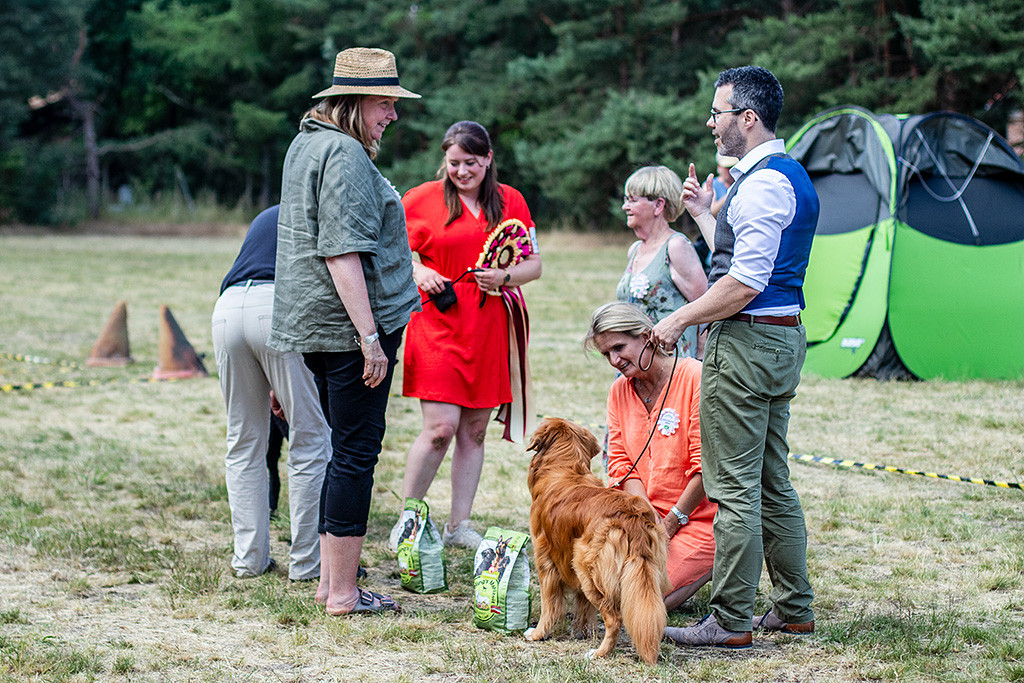 Zwei Richterinnen unterhalten sich mit Ann-Kathrin und Stephan, während sich die Dritte zu Newton hinkniet und ihn streichelt
