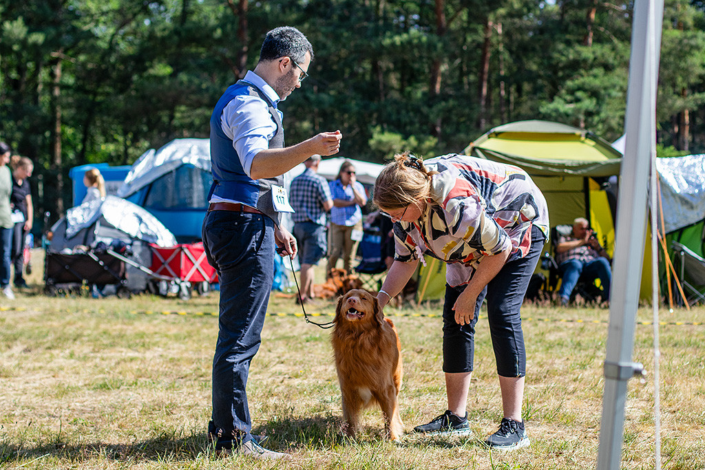 Edison lässt sich von der Richterin begutachten und schließt dabei genießerisch die Augen