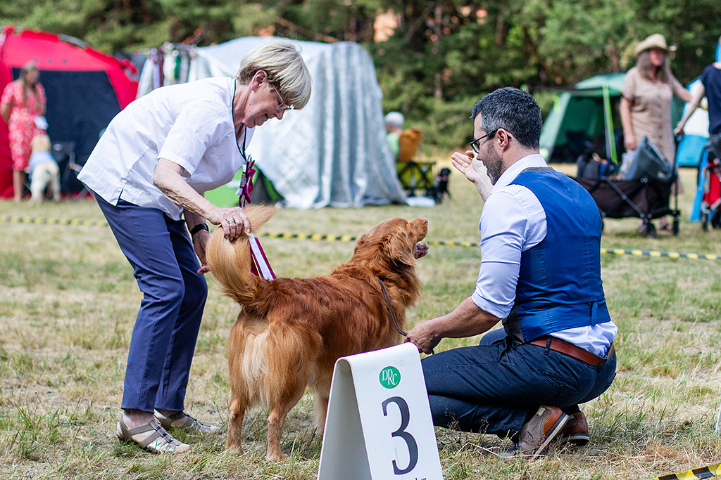 Edison wird von der Richterin begutachtet, die seine Rute in die Höhe hebt
