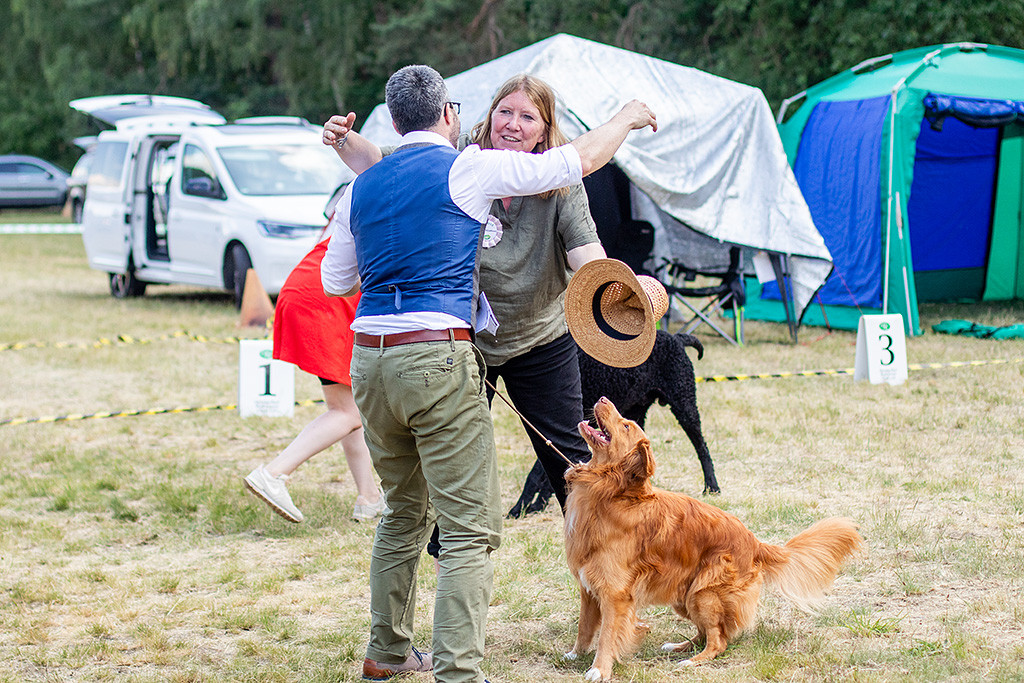 Die Richterin umarmt Stephan, Newton schaut dabei freudestrahlend zu und möchte mitmachen