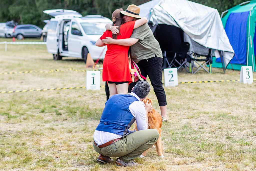 Die Richterin umarmt Ann-Kathrin und beglückwünscht Sie zum Gewinn, Newton wird von Stephan geknutscht