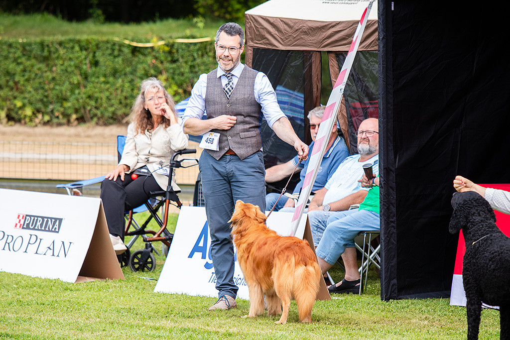 Edison steht vor Stephan im Ehrenring und schaut zu ihm hoch