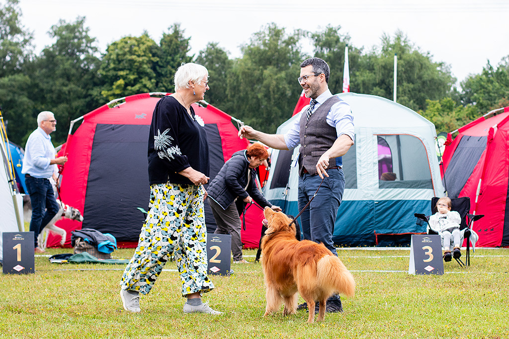 Edison steht zwischen Stephan und der Richterin und lächelt zu ihr hoch
