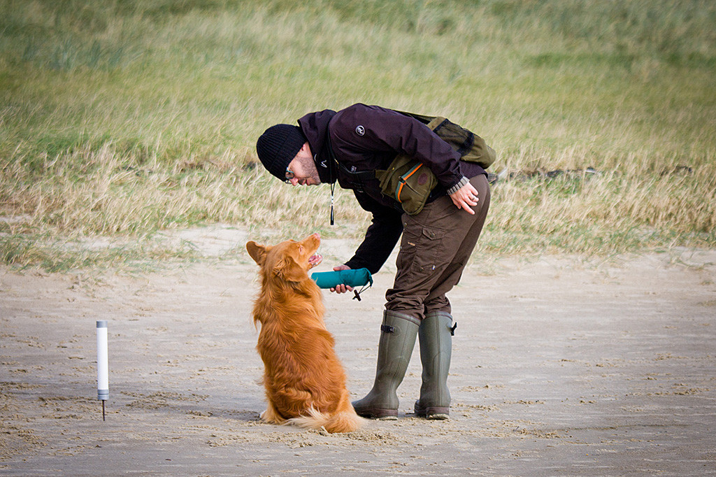 Edison kurz nach der Abgabe des Dummys an Stephan, beide lächeln sich an
