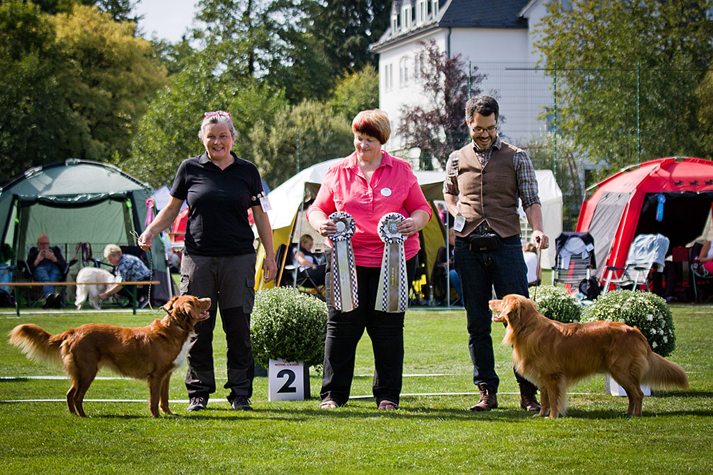 Edison BOB und »Casarrondo Brenia sell« BOS, dazwischen steht die Richterin