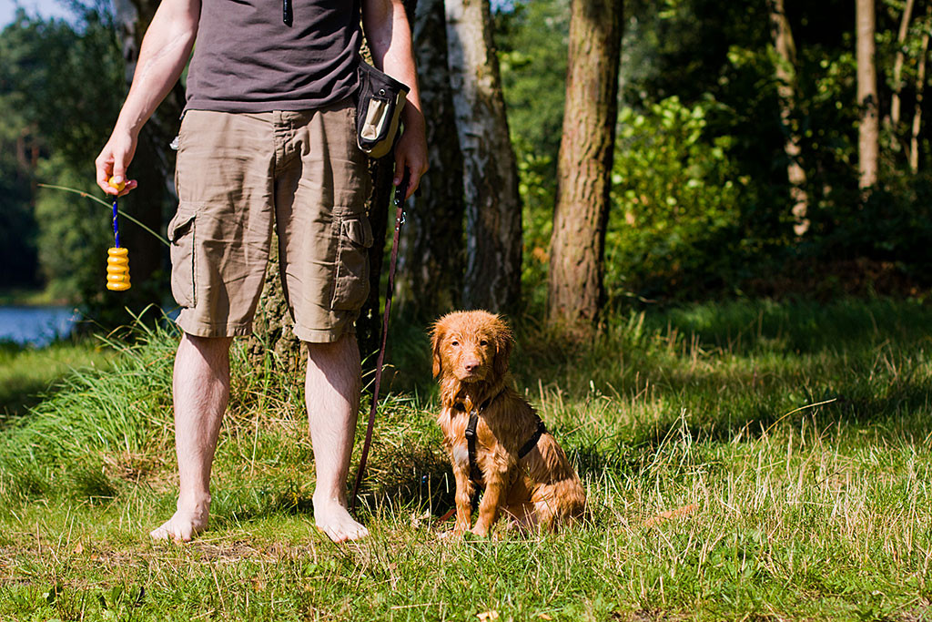 Edison sitzt klitschnass neben Stephan auf der Wiese