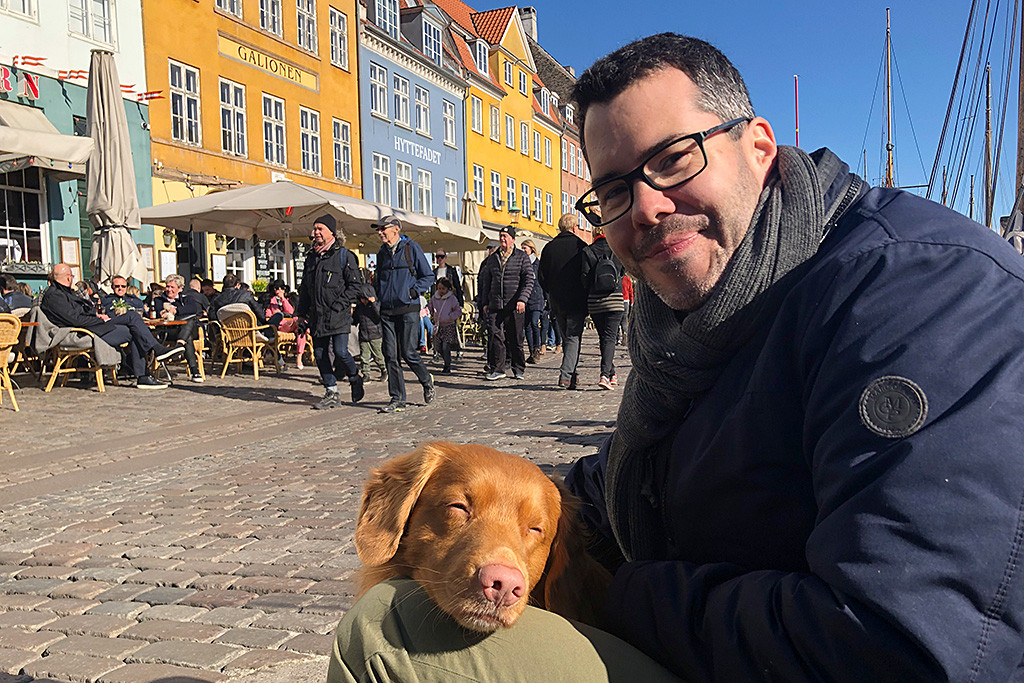 Edison sitzt zwischen Stephans Beinen und legt seinen Kopf auf seinen Beinen ab