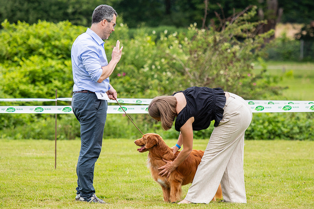 Newton lässt sich von der Richterin abtasten und lächelt dabei