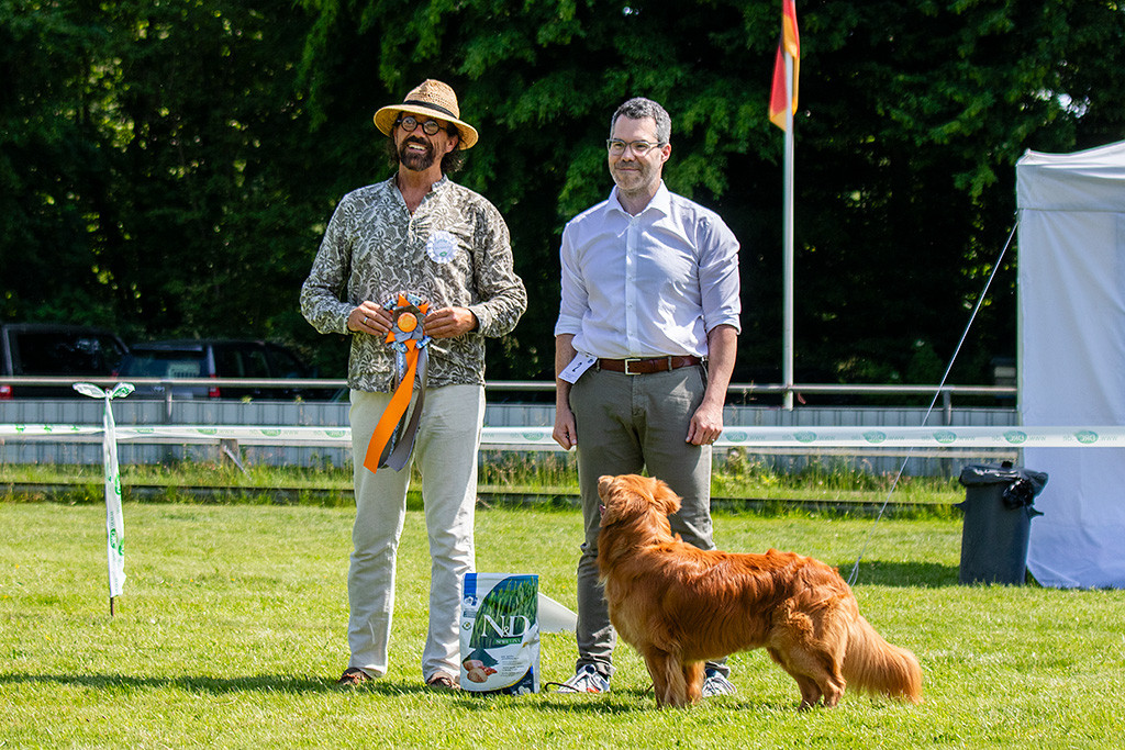 Newton steht seitlich vor Stephan und dem Richter für das obligatorische Siegesfoto in Pose
