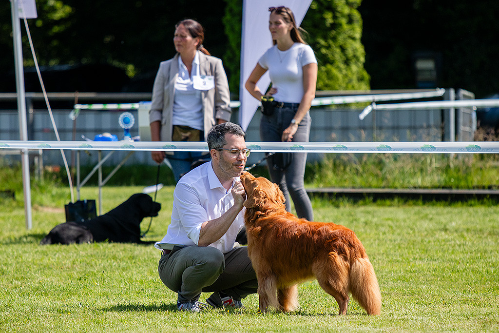 Edison wird von Stephan am Kopf gekrault, der dafür einen Knutsch bekommt