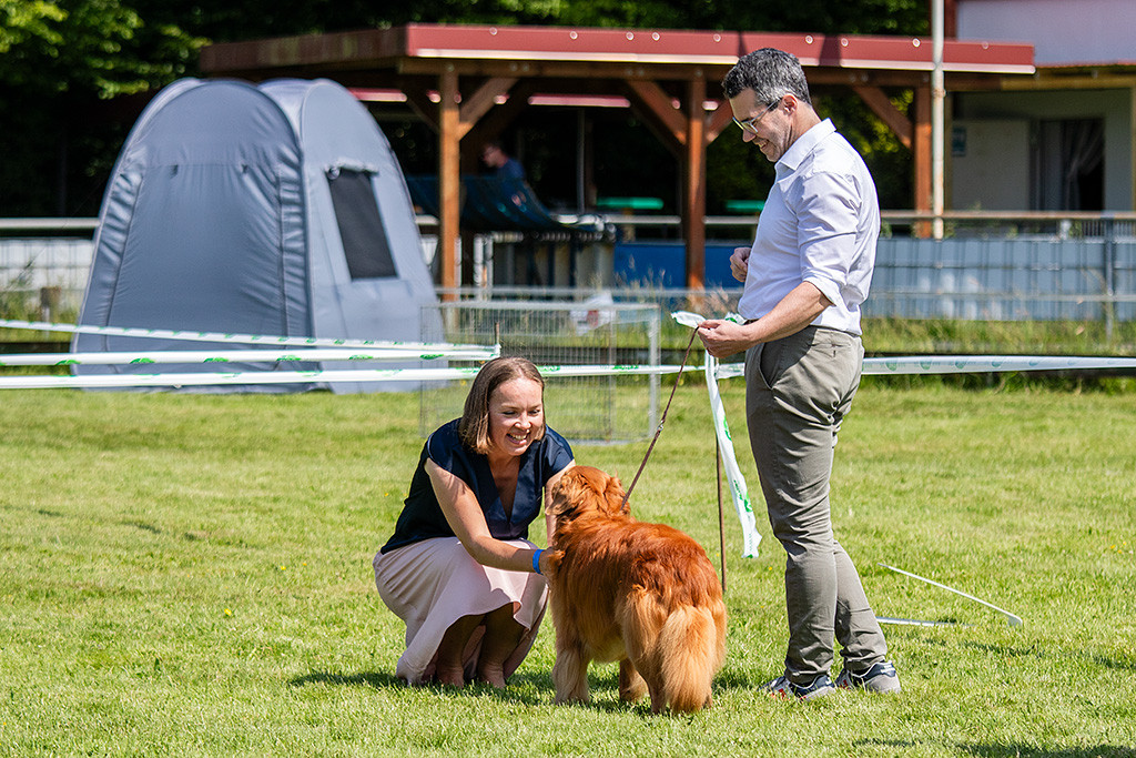 Edison wird von der Richterin frontal abgetastet, die dabei breit lächelt