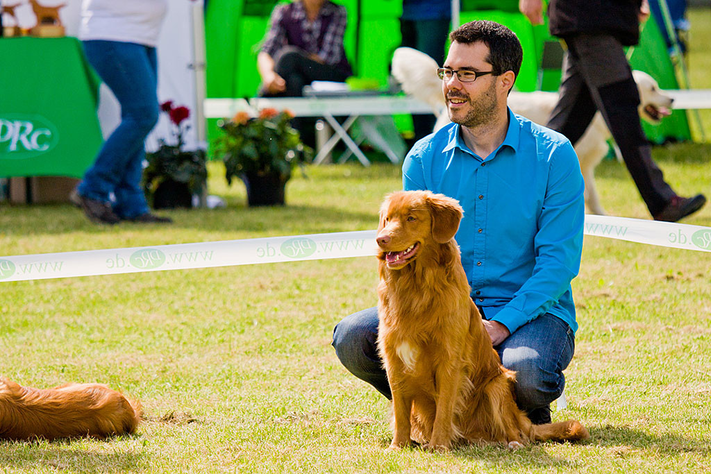 Edison sitzt vor Stephan, der hockend mit ihm das Geschehen beobachtet