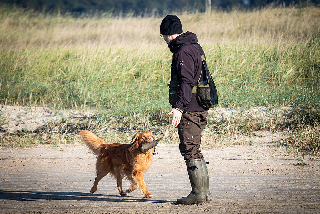 Edison bringt Stephan den Dummy in die Hand