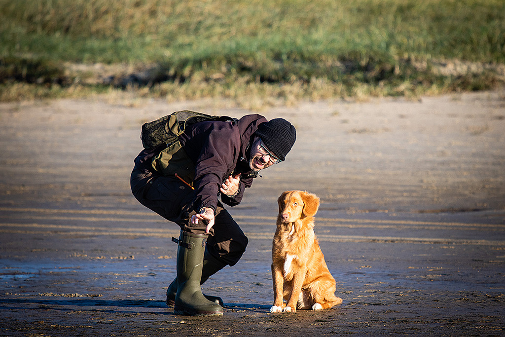 Newton wird von Stephan am Strand auf einen Dummy eingewiesen