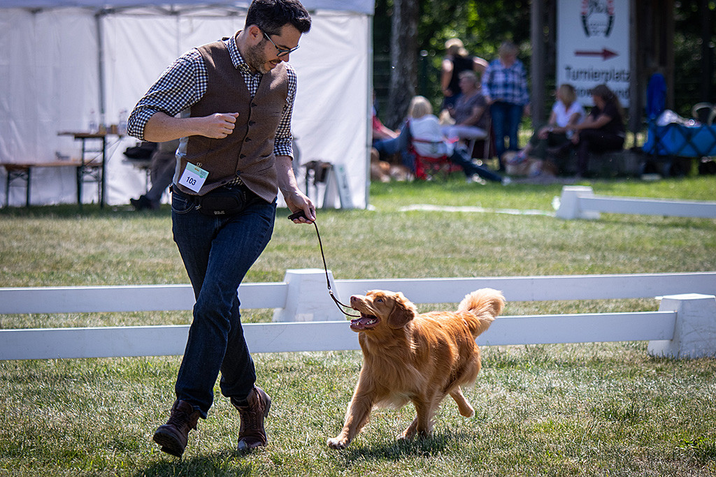 Edison schmeißt freudestrahlend seine Beine beim Laufen an Stephans Seite in die Ludt