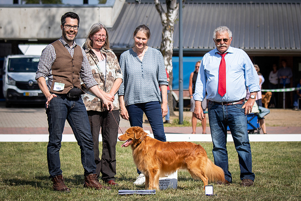 Edison steht zum Siegerfoto vor Stephan, den beiden dänischen RIchterinnen und dem französischen Richter