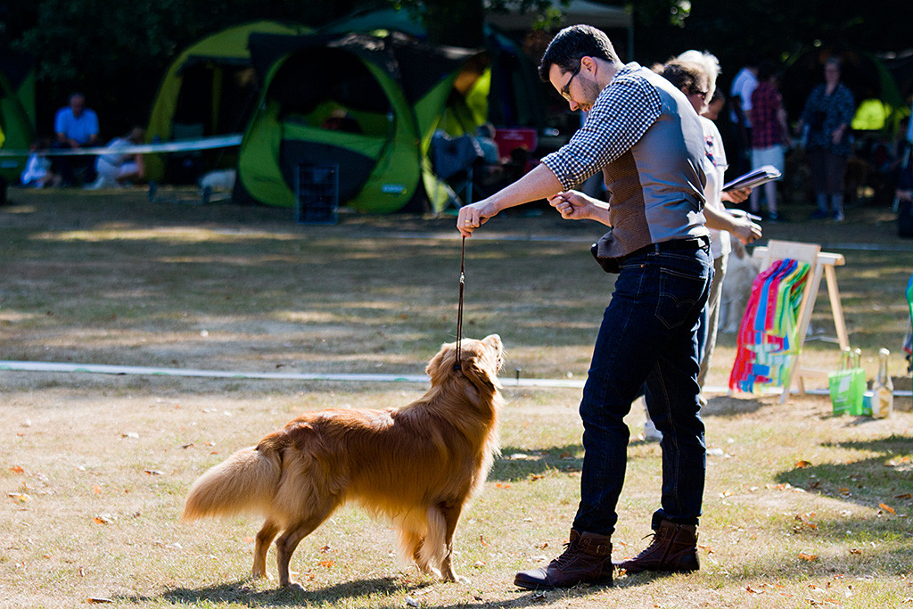 Edison steht vor Stephan und schaut dabei zu ihm hoch