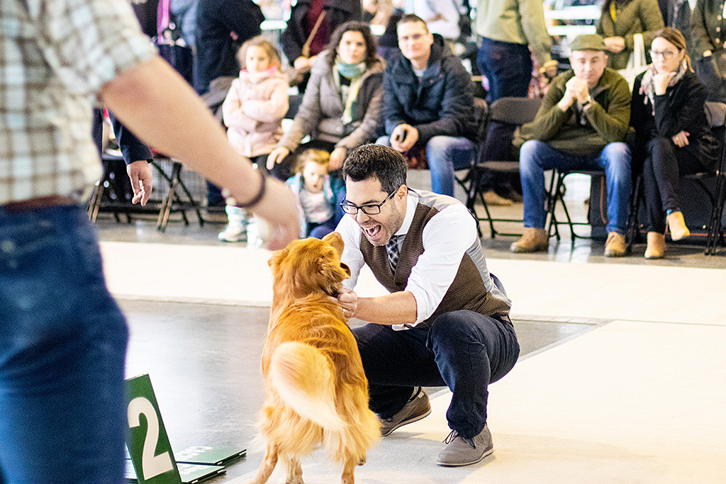 Edison wird von Stephan geknuddelt, der sich wahnsinnig über den Tagessieg freut
