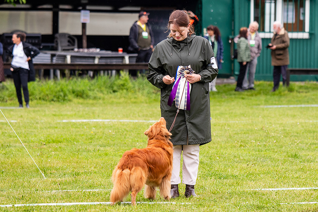 Edison steht frontal vor Ann-Kathrin, die die Best Veteran Schleife in der Hand hält, beide lächeln sich an