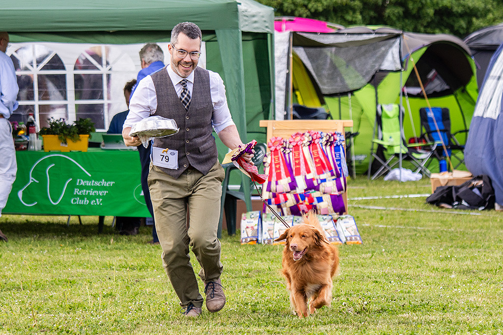 Edison läuft freudig an Stephans Seite nach Gewinn der Klasse aus dem Ring