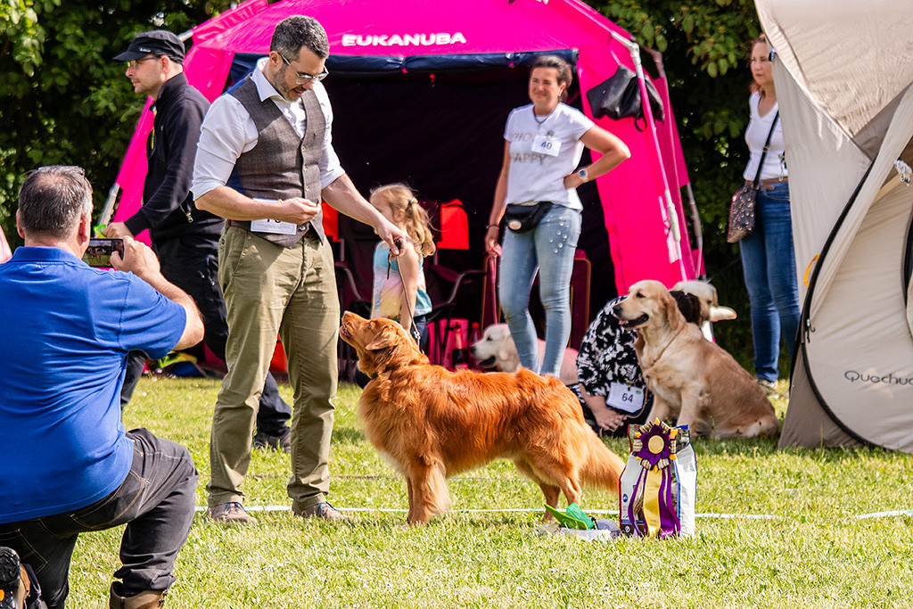 Edison schaut beim Siegerfoto hoch zu Stephan
