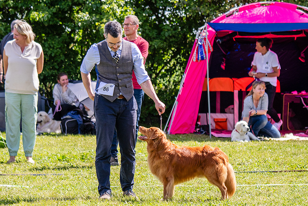 Edison steht seitlich im Profil vor Stephan, beide lächeln sich an